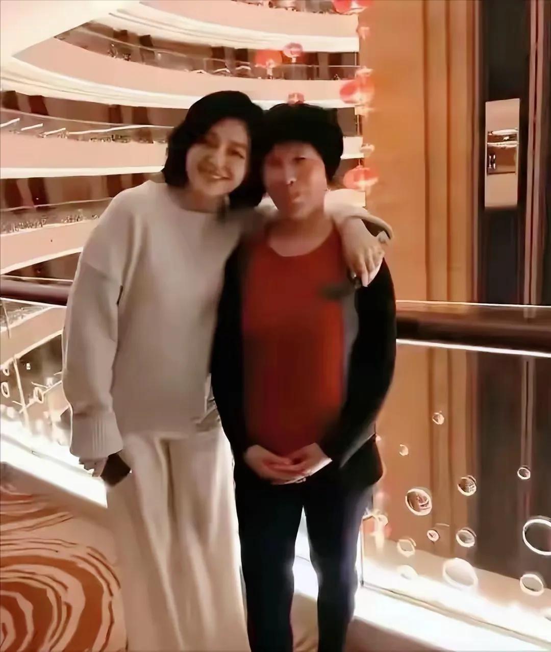 汪小菲家的保姆，小杨阿姨一开始在他们家做保姆的时候又老又土。
自从汪小菲跟大S离