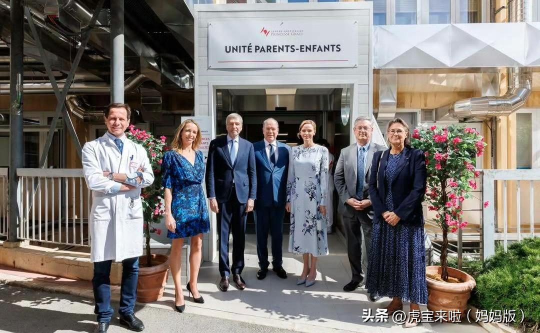 阿尔贝亲王夫妇出席格蕾丝王妃医院的亲子病房落成典礼活动，夏琳王妃身穿一件花色连衣