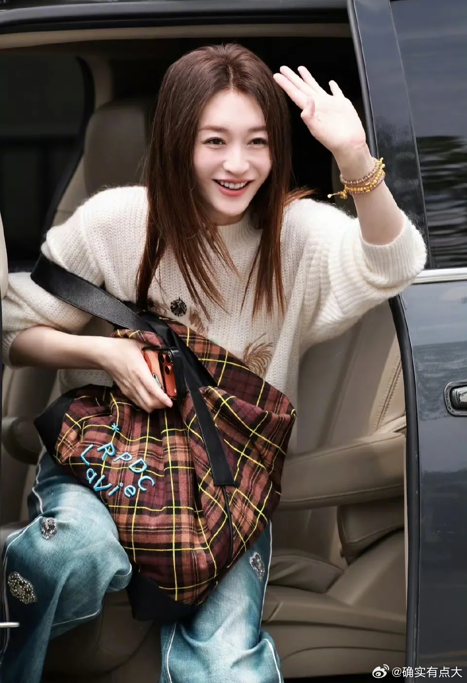 果然，上天是公平的。给了李小冉绝美的颜值和白皮肤，却没给她一个高情商。浪姐最新一