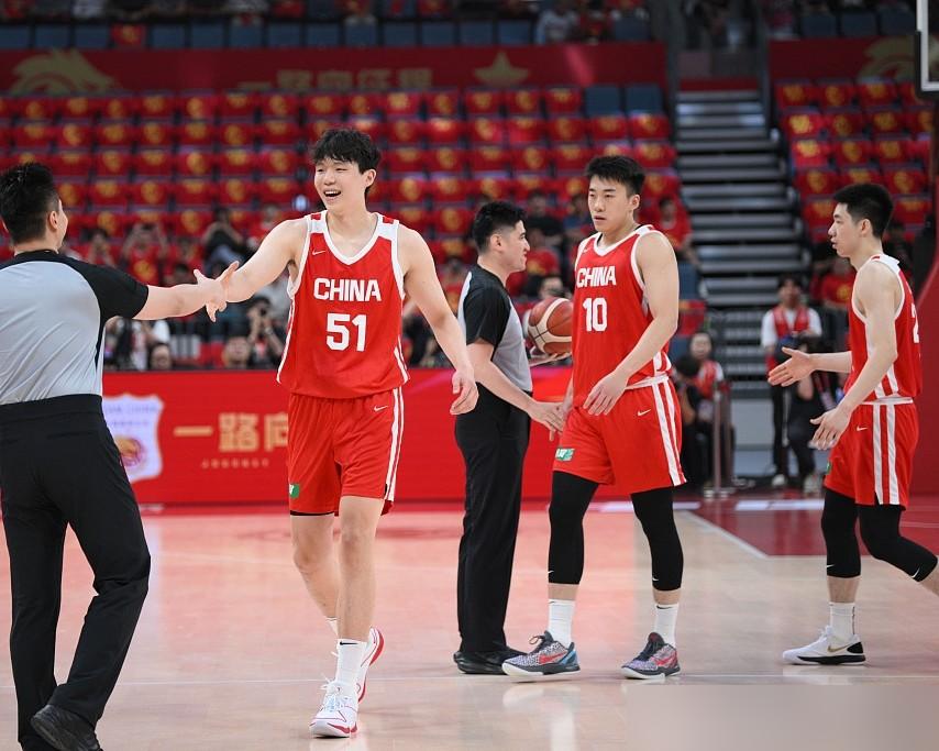 他垮了。

曾经的CBA天才中锋杨瀚森，到了国家队，突然不会打球了。

在国内联