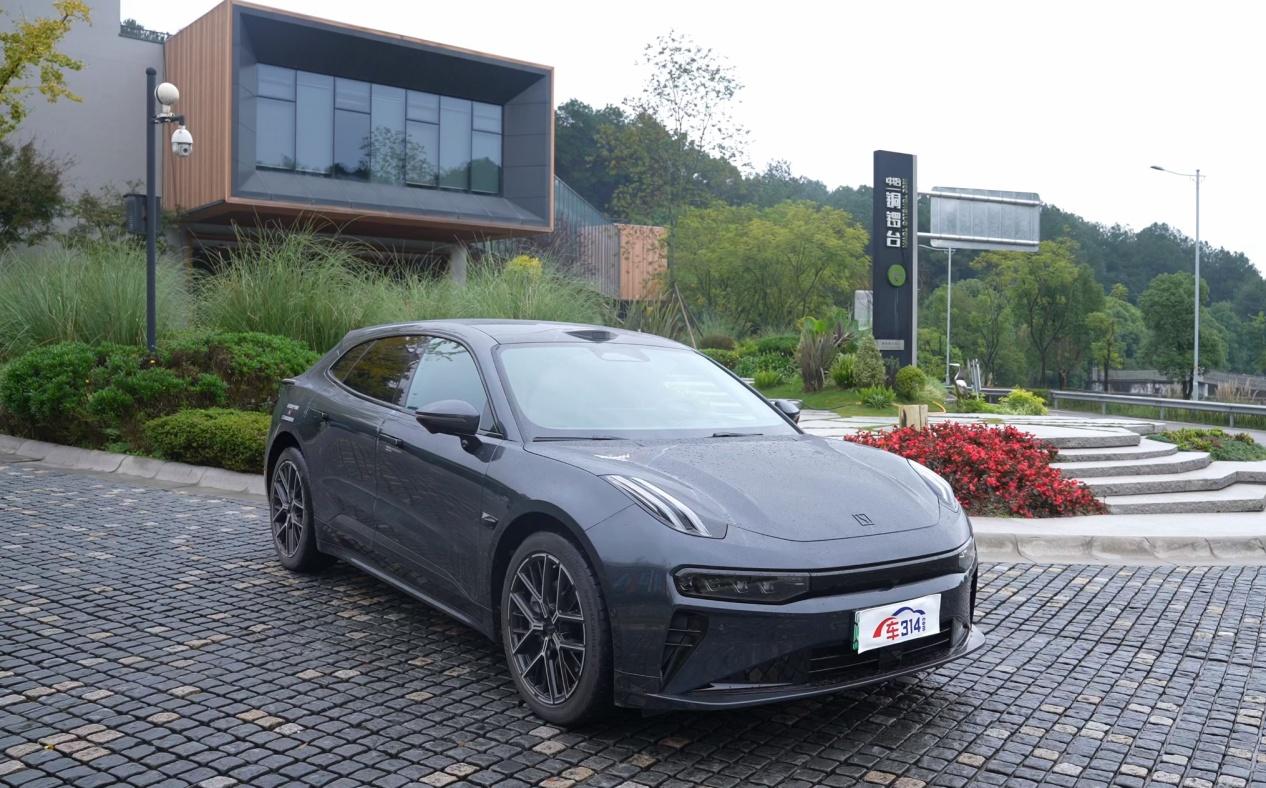 现在一些新势力车企，就喜欢把大彩电搬进车里，这点本身没什么问题，但有的甚至把所有