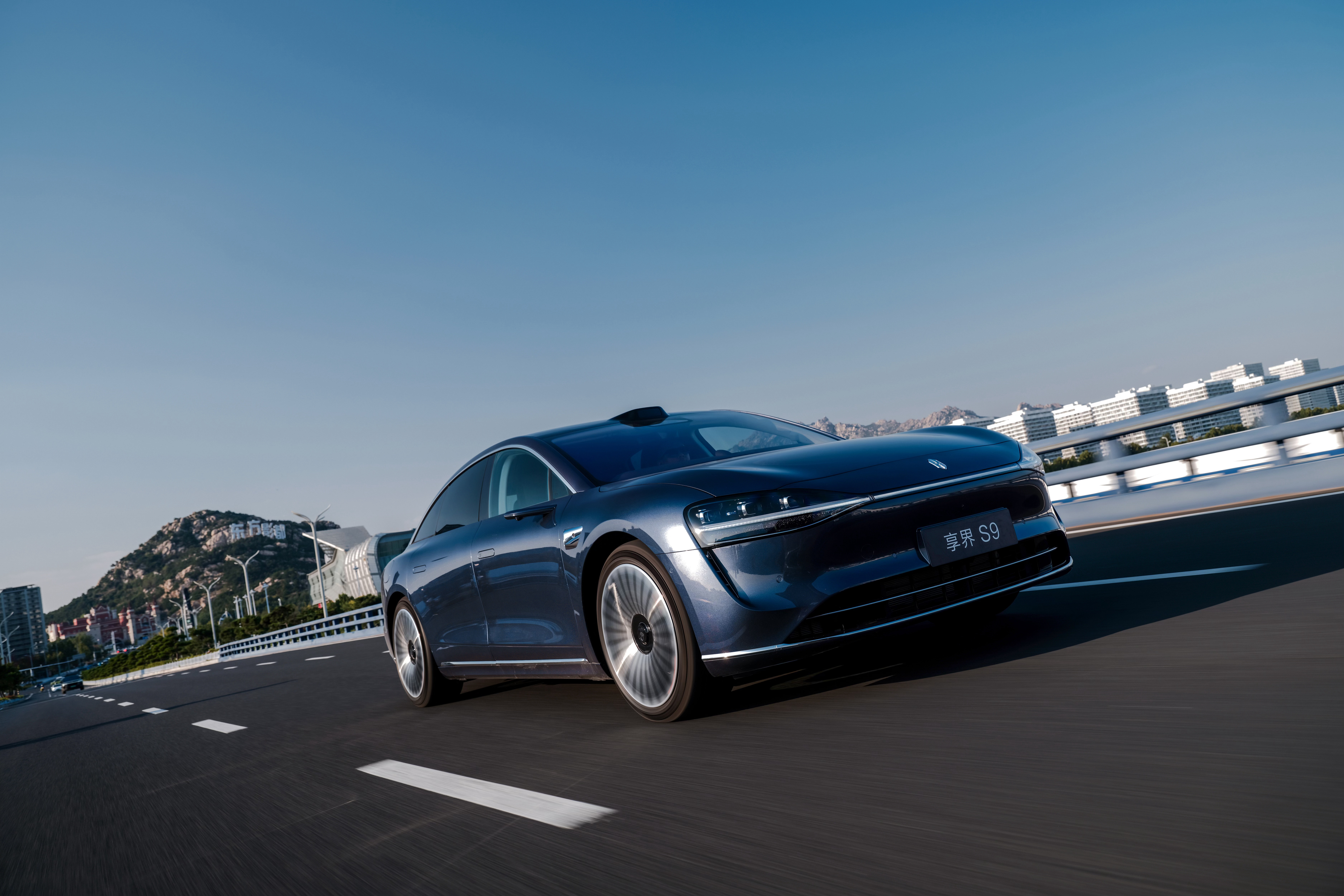 要说享界S9好开的秘诀，关键还在于全新华为途灵平台这个硬核基础，不仅转弯灵活，过