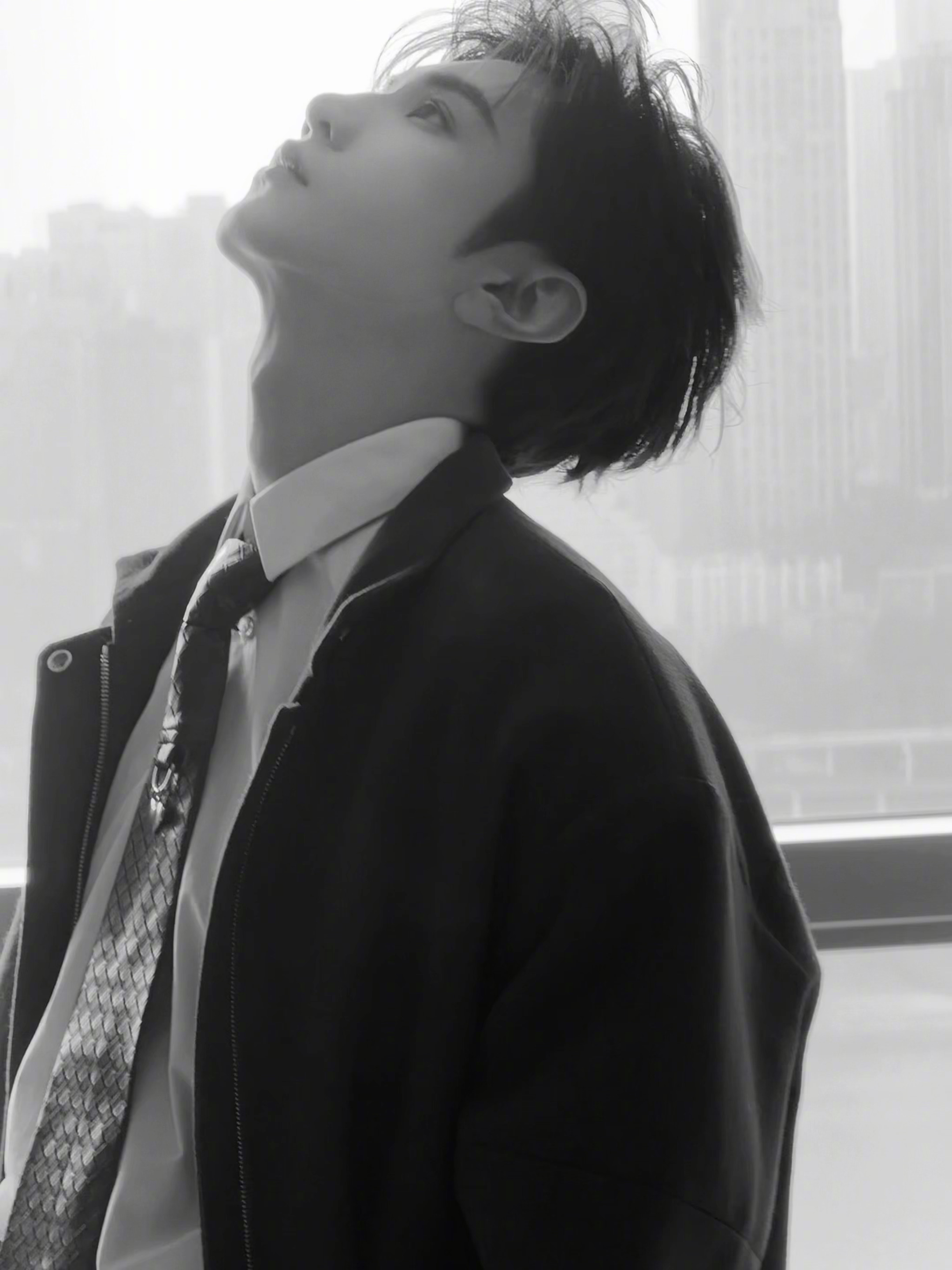 陈哲远 今日品牌活动造型，红色夹克配皮质领带，俊朗有型的魅力气场。风格大赏时尚灵