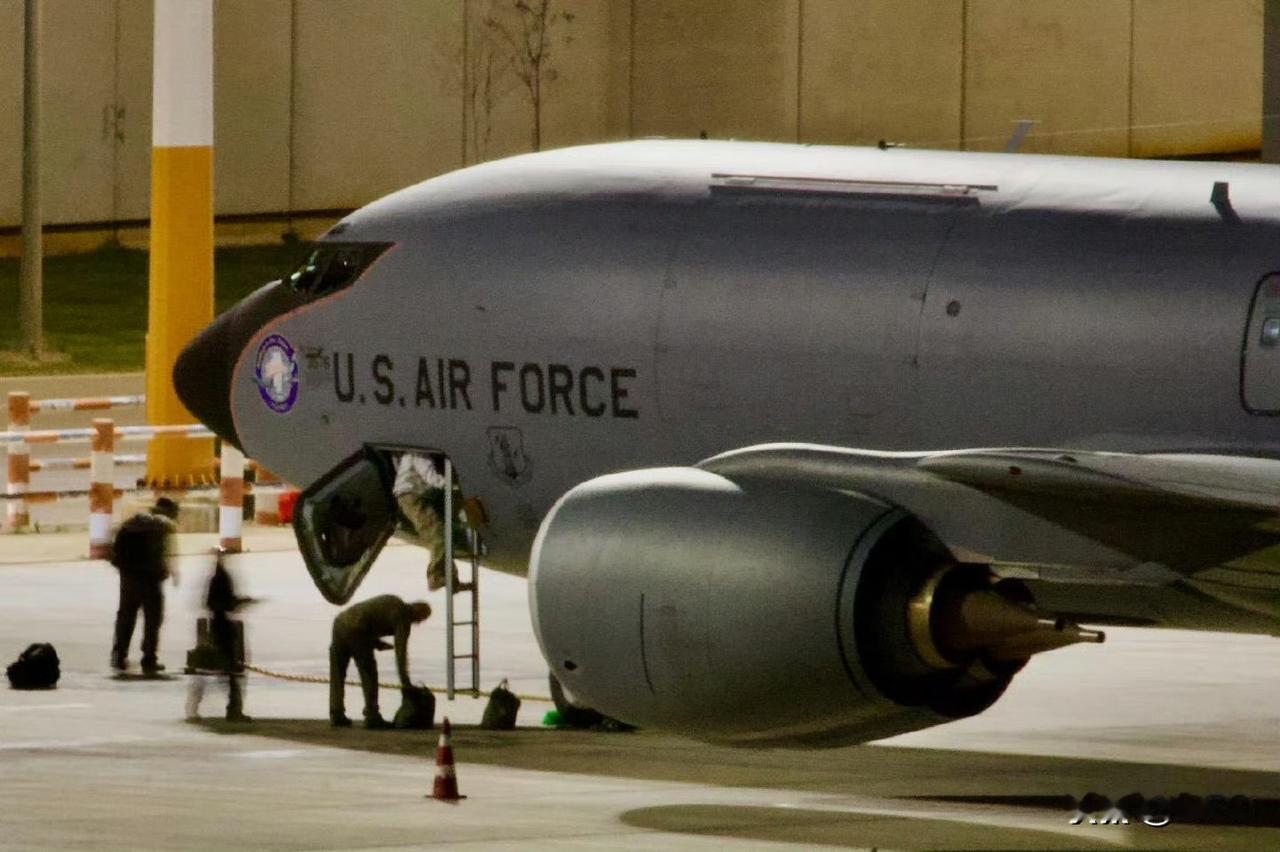 美国空军正在特拉维夫本古里安国际机场维持一支空中加油机编队。目前，约有六架 KC