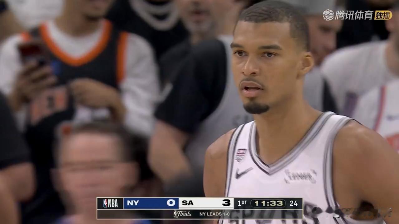 文班亚马致命失误并错失绝杀！NBA总决赛G2：马刺队104-105惜败尼克斯队大