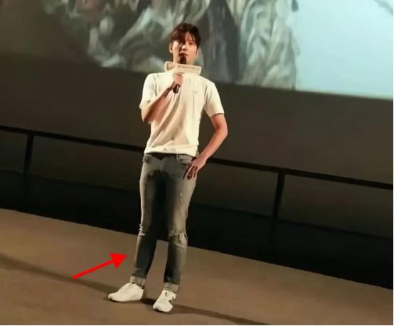 33岁的杨洋，
给所有男性都提了一个醒！
无论你多么年轻帅气，身型多么的挺拔，也