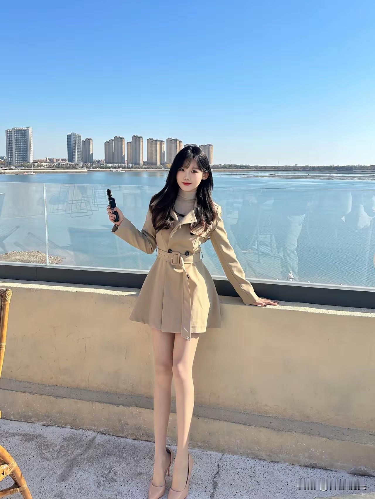 都市风穿搭，时尚女孩与城市天际线完美融合