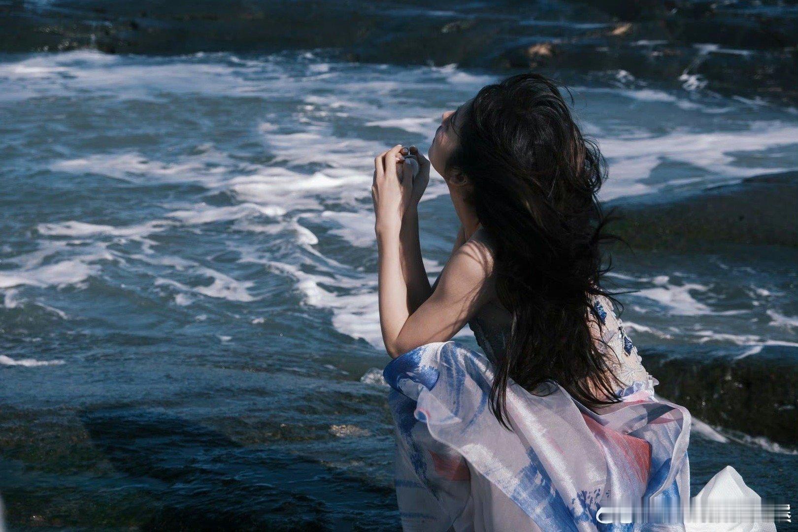 蔡文静海的女儿  蔡文静花海氛围感 天呐‼️蔡文静也太仙太美了！！！裙摆像浪花一