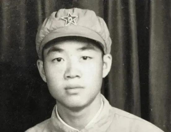 1951年的朝鲜前线，一个15岁的新兵，趁阵地上没人，自己把炮口对准了对面，砰一