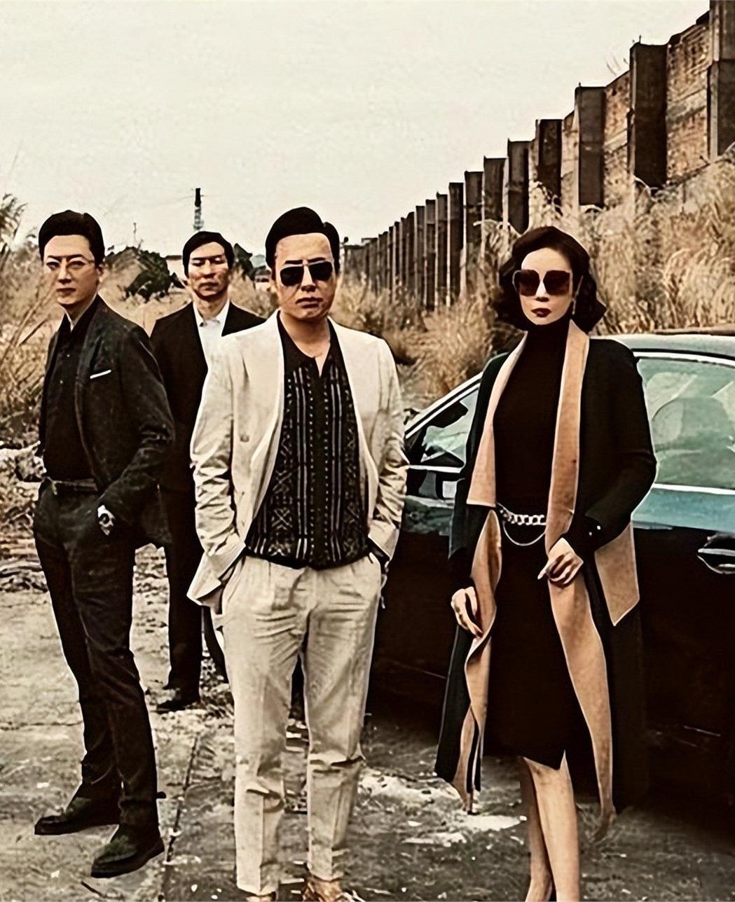 这张4人合照，我只认出了戴着墨镜、气场强大的张颂文与穿着黑色长裙、风姿绰约的高叶