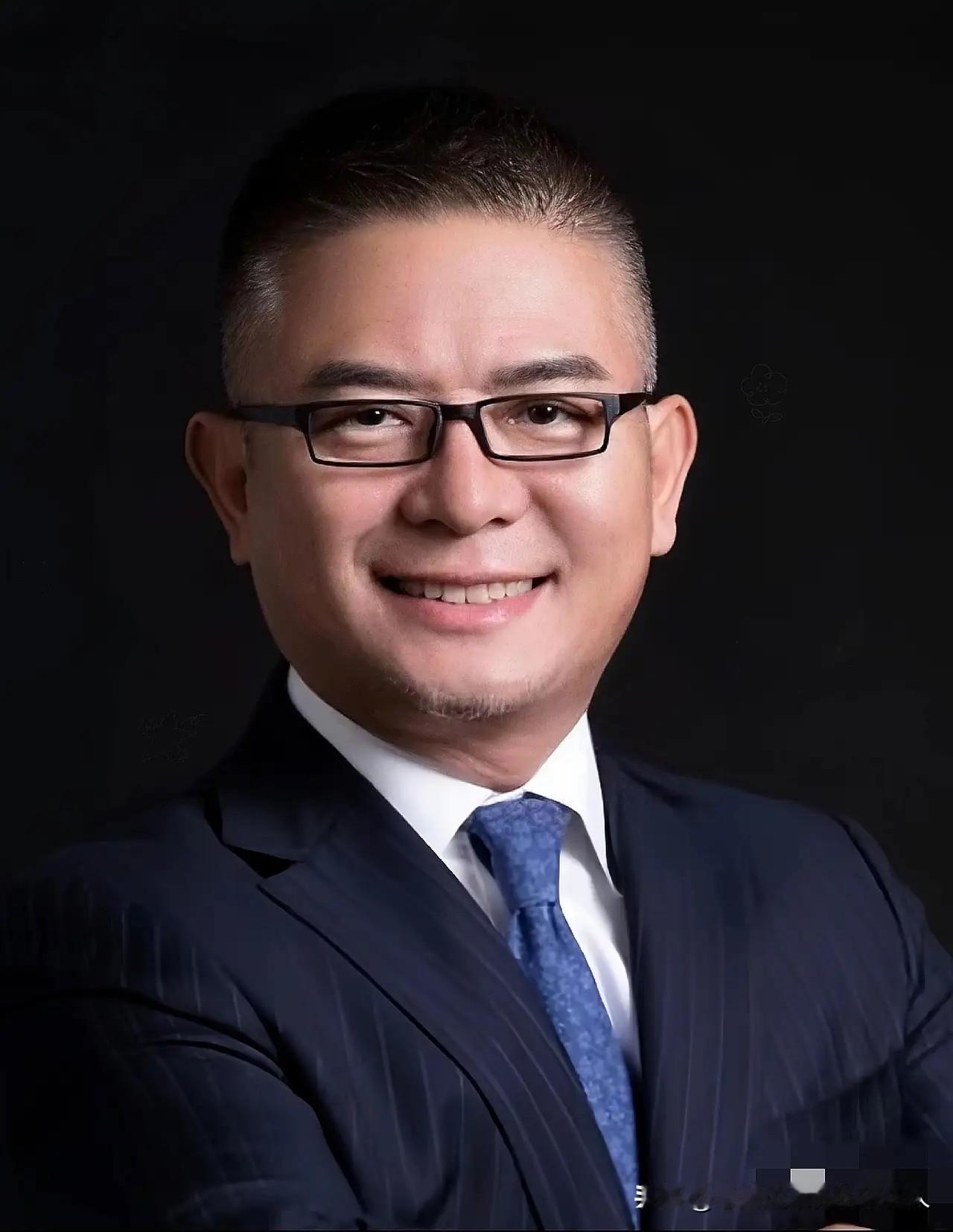 上海猎头大佬庄华，突然就走了。

不是生病，也不是意外，竟是因为过度健身猝死。6