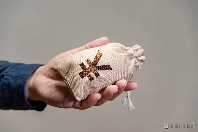 前两年发小开口借8万说要周转开奶茶店，我把攒了半年准备换车的钱转给他，连借条都没