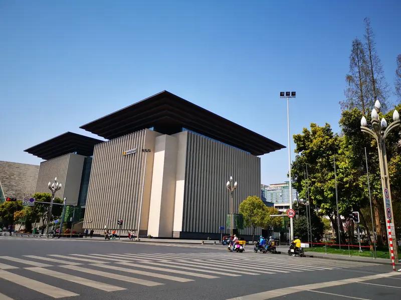 成都博物馆以“最是一年春好处”为主题，有古诗词拓印、风筝涂色等春日手工体验，“春