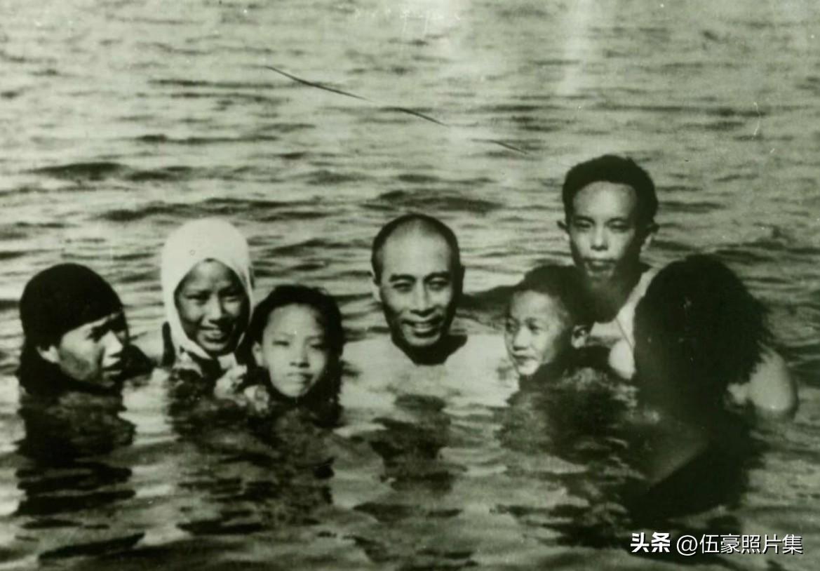 1938年夏，周恩来、于立群、尹伯休及阳翰笙妻女等人一同在武昌东湖戏水的老照片，