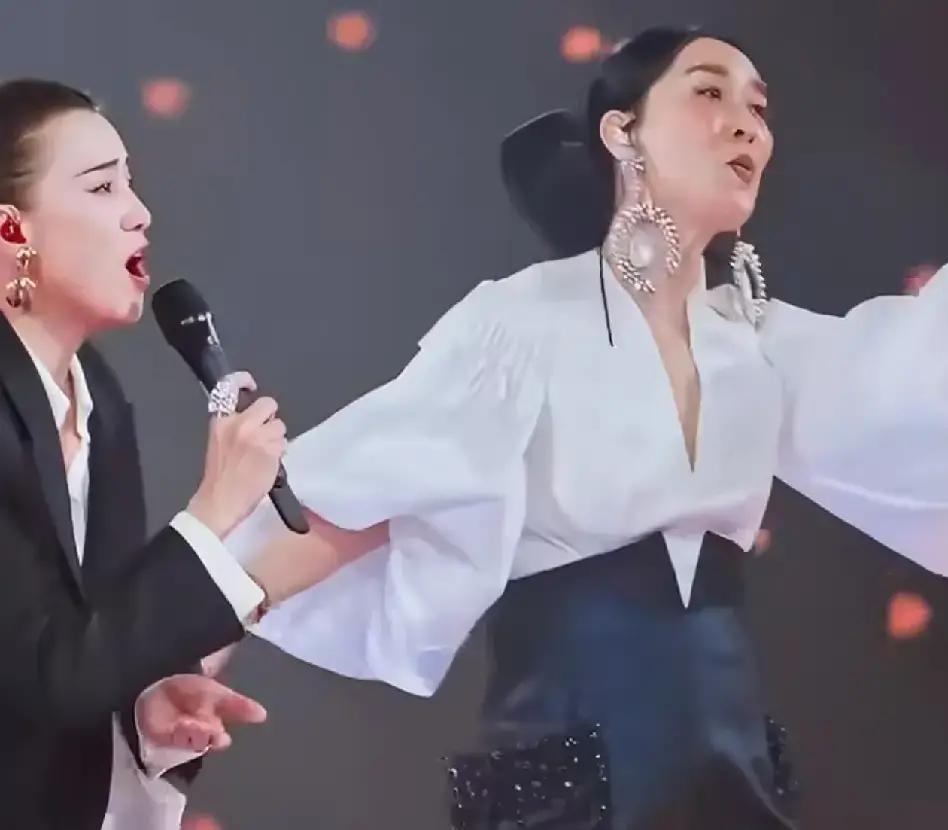 那英北京演唱会包厢坐五十多个明星，网友骂她“靠明星撑场卖票”。转头南京开唱，93