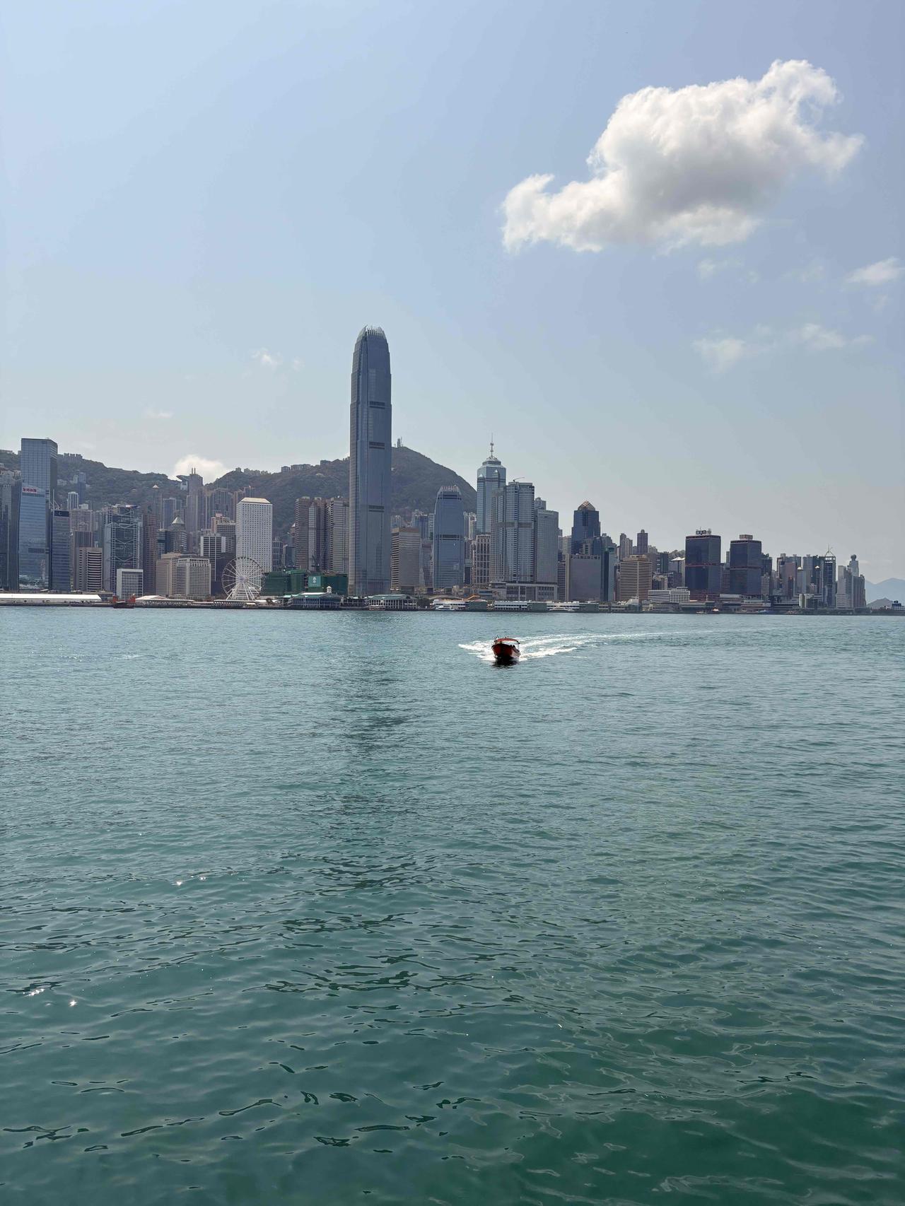 海边晨练，心旷神怡！

今天早上去海边跑了一圈步，早上跑步的人特别的多，为什么呢