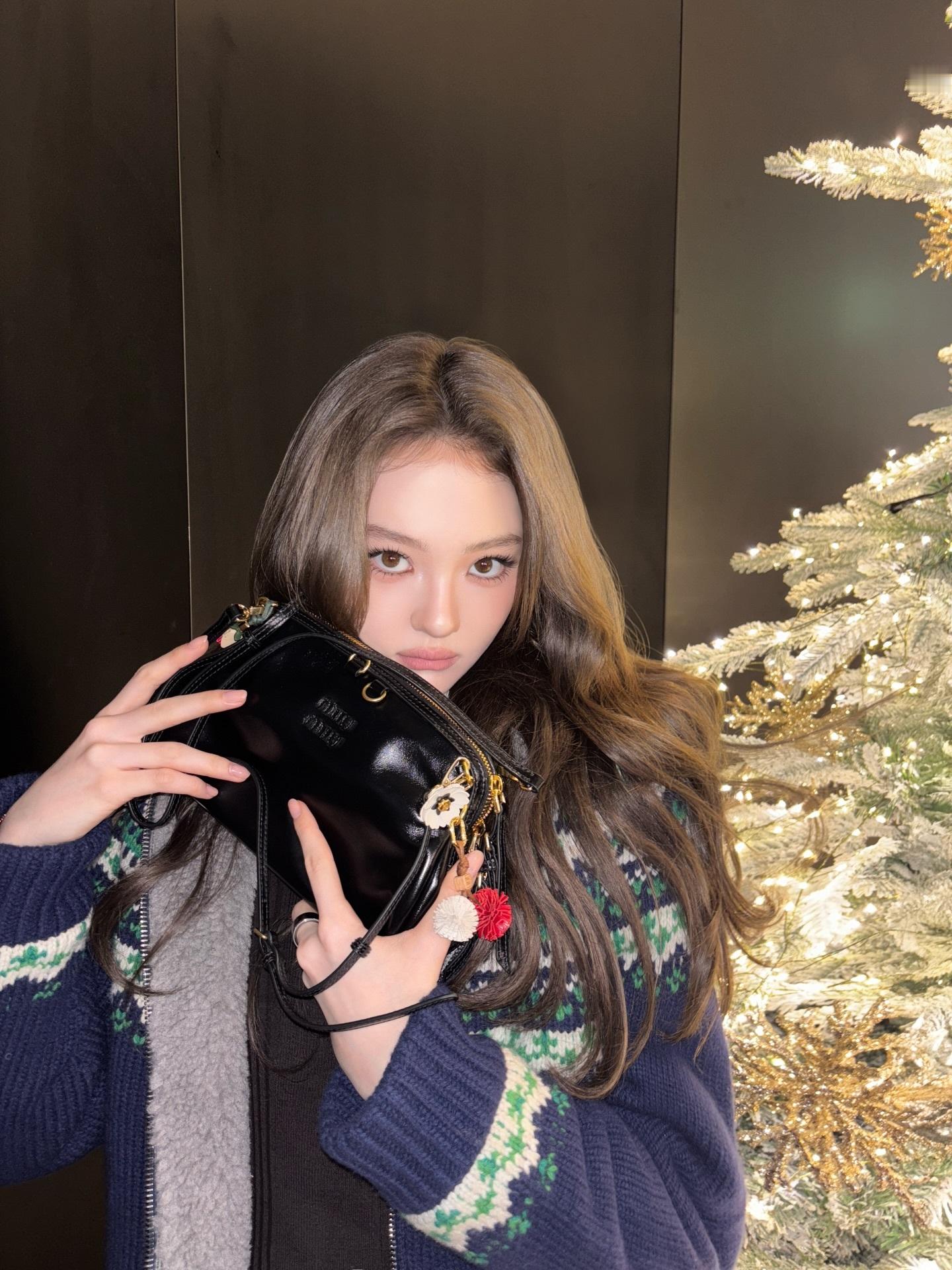 Ella Gross x Miu Miu圣诞假日宣传大片上线，时髦可人的 Miu