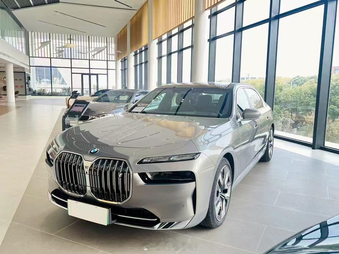 震哥同款宝马 i7 xDrive60L岩石灰外观摩卡内饰虽然这个外观网上对它的评