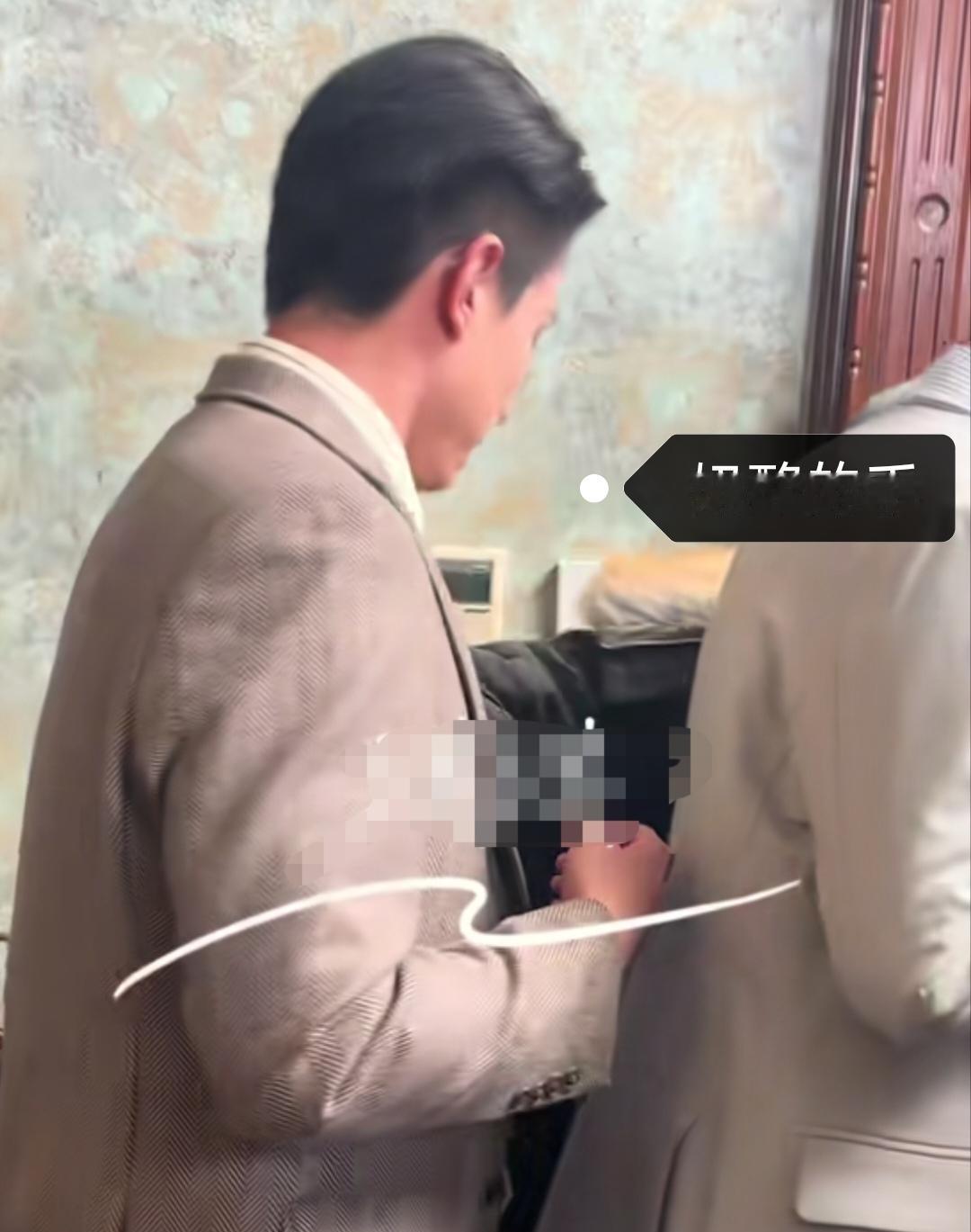 说实话，这哪里是单纯的谈恋爱？
这分明就是一场精心计算的“资产重组”！
三个月前