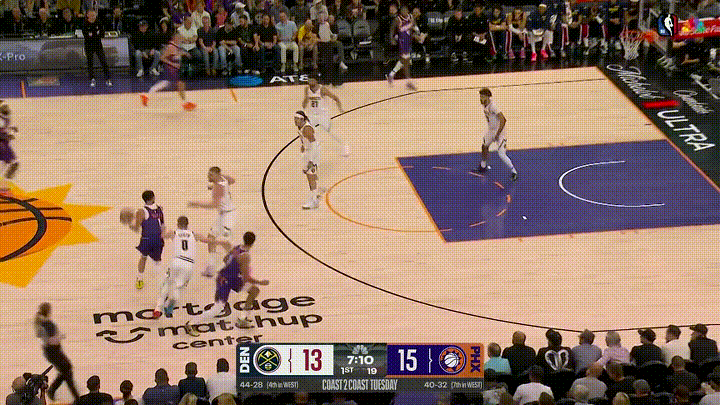 掘金超级巨星约基奇真是怒火中烧！在今天掘金客场挑战太阳的比赛中，当时比赛进行到了