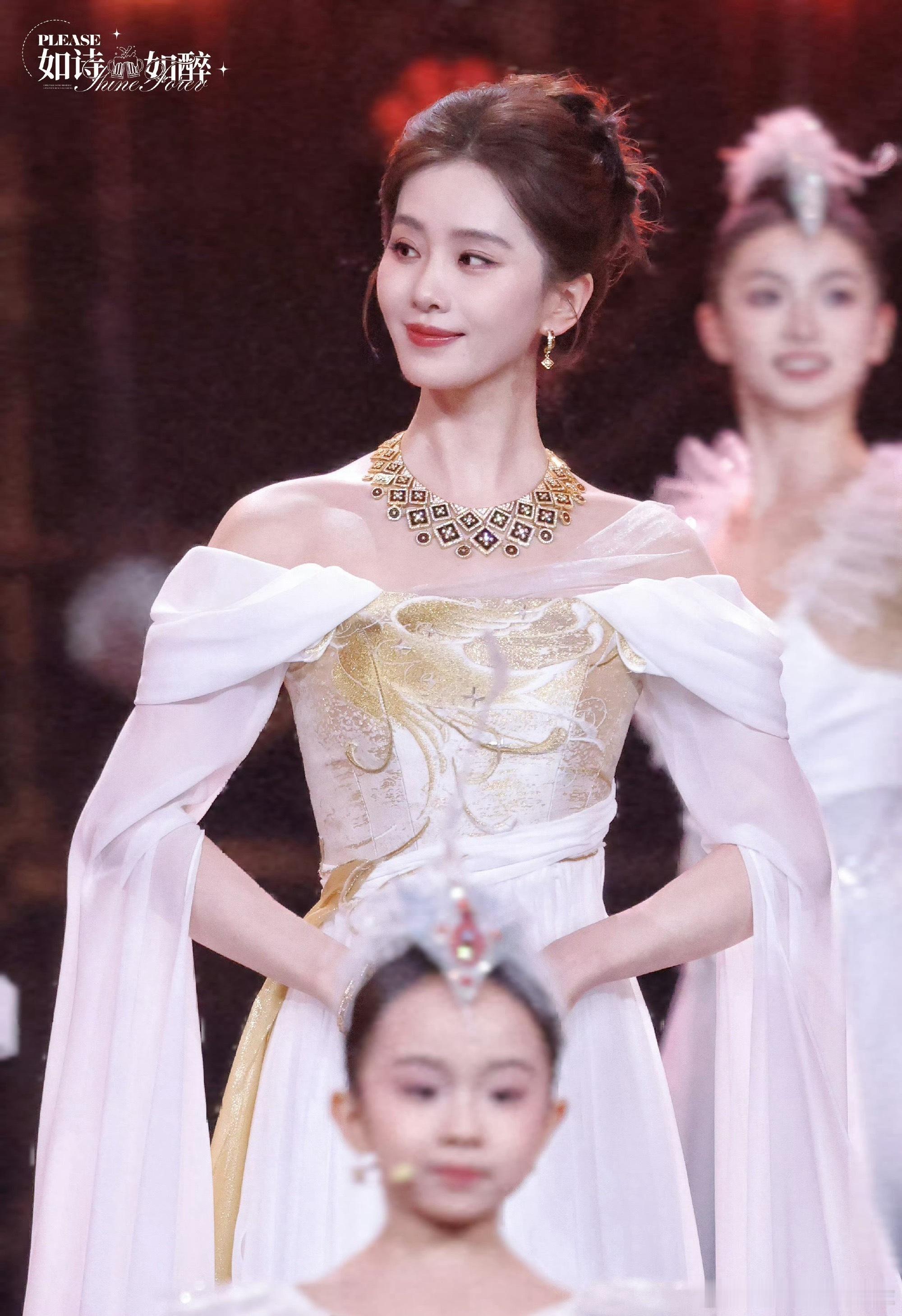 刘诗诗再就业方向开业迎宾 