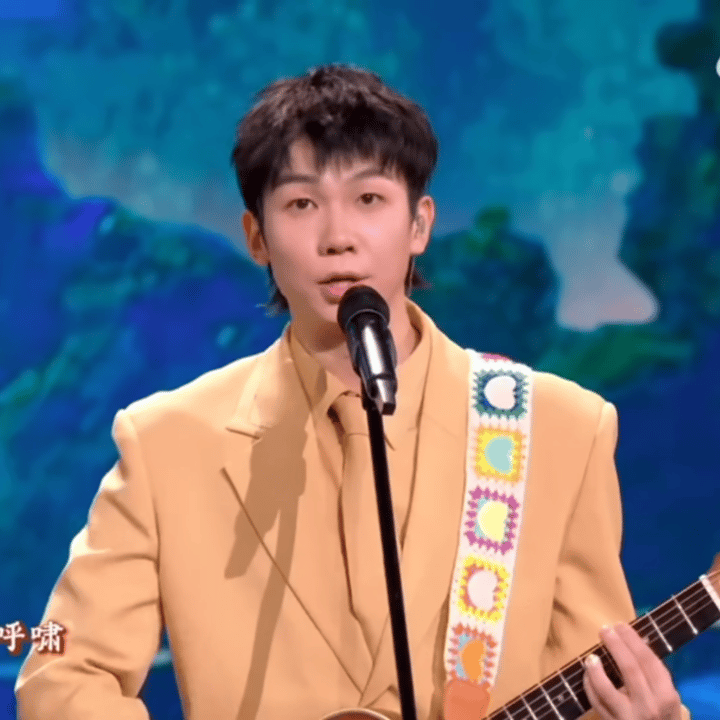 白举纲怎么变嫩了 看他近期的照片，完全想不起他出道多少年了。白举纲身上那种青涩感