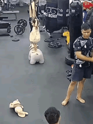 幸亏吊环可以转动，不然小女孩的胳膊就断了。还是疏于监管