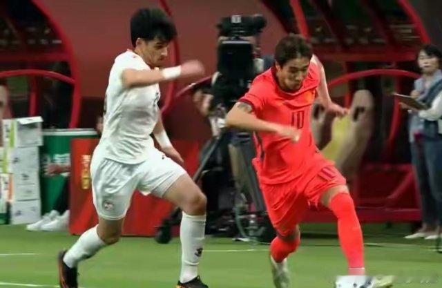 国足0-1不敌塔吉克斯坦，历史首次输给对手！韦世豪染红 ​​​
