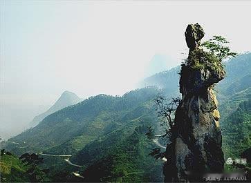 咏孤峰
           一
凛凛孤峰一指禅，
淡淡白云万仞山。
立志本想天