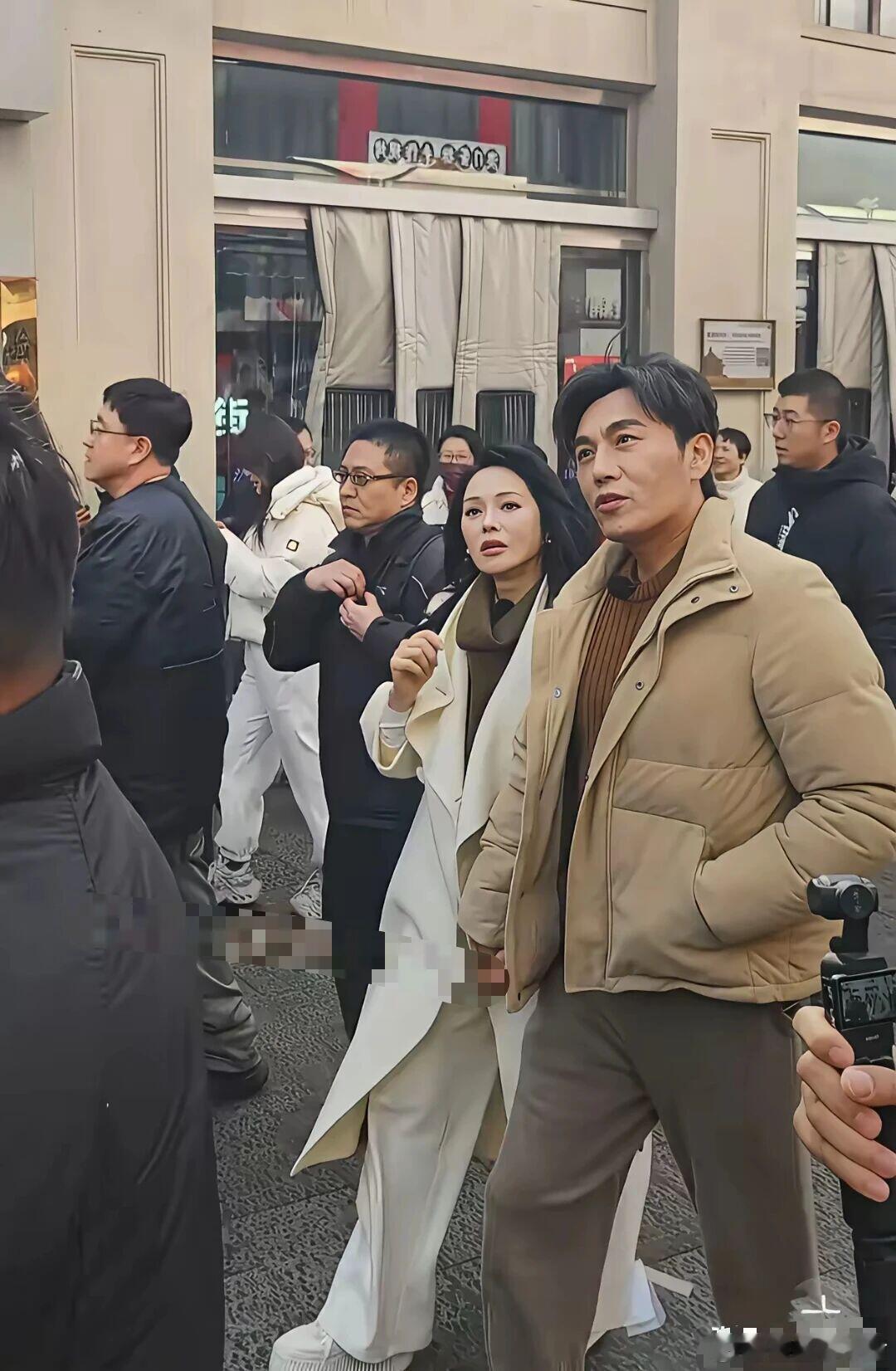 大年初五，伊能静秦昊沈阳街头秀恩爱啦！伊能静一身纯白穿搭美出天际，大衣阔腿裤配增