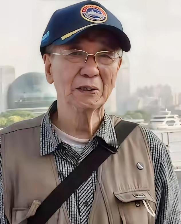 眼泪止不住了！沂蒙山舰停靠上海，91岁海军老兵没有参观资格，拿着1953年的解放