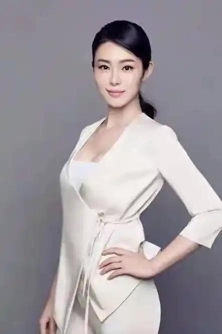 2026年6月11日，于娜在综艺《回忆访客》里的片段看哭了无数观众。节目组用AI