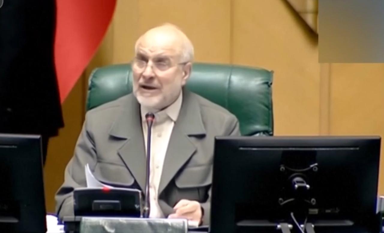 伊朗官方发出强硬警告，直言若遭美以攻击必将强硬还击。画面中伊朗政界人士在会议中严