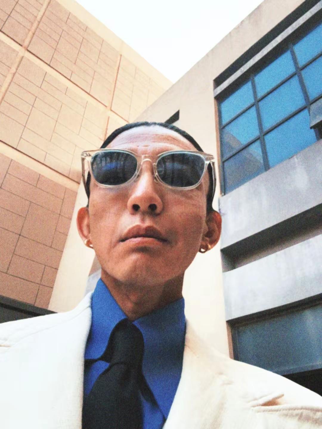 当你清理垃圾时 你势必弄脏自己的手 …所以 面对黑暗时 别去对抗 去开灯…😊西