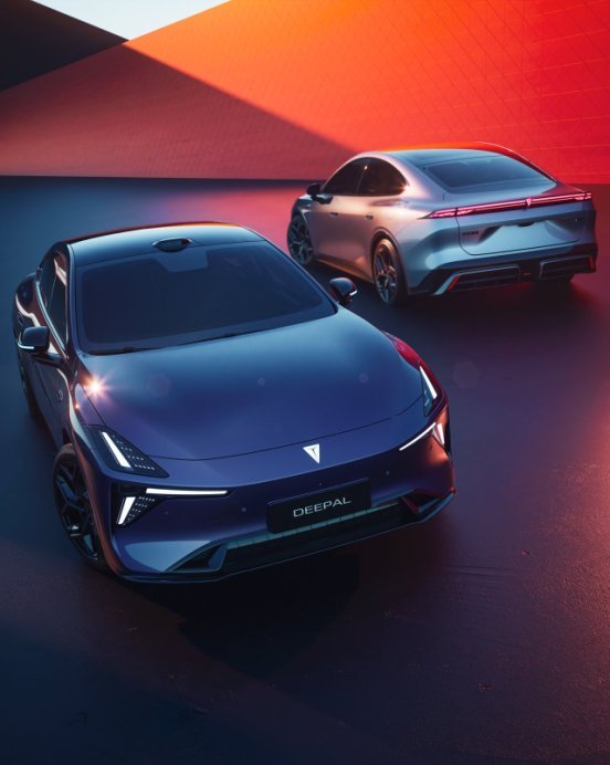 深蓝L06产品超纲全国门店登场 深蓝L06绝对是C位般的存在！这台车从亮相到预售