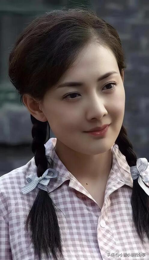 好漂亮一个女演员，就这样扎着两个麻花辫子，穿着平常的衣服，看起来都很美，光是生图
