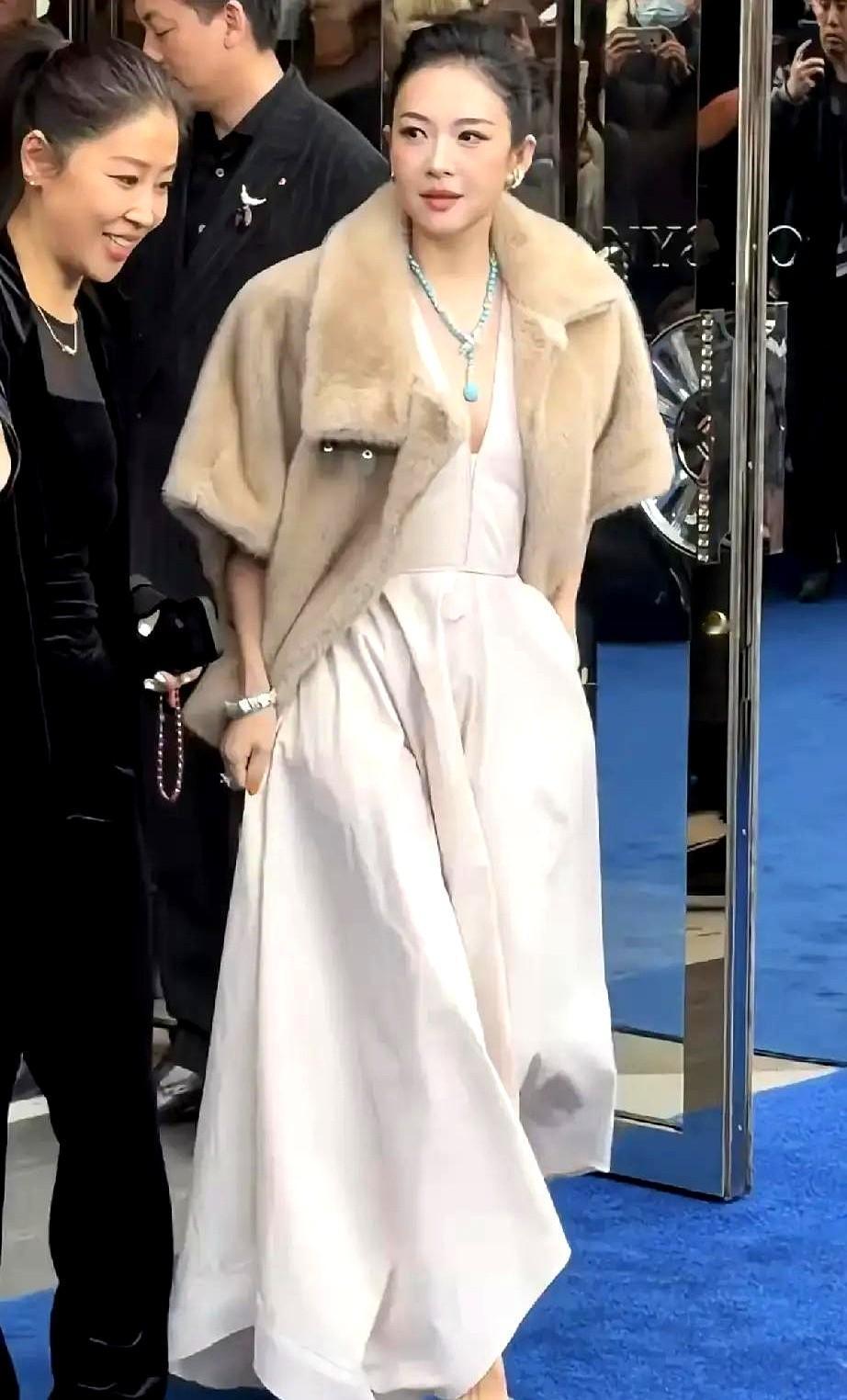 章子怡的脸又被说“歪”了，可我让旁边嘀咕的妹子换了个角度，立马就没事了。

蒂芙