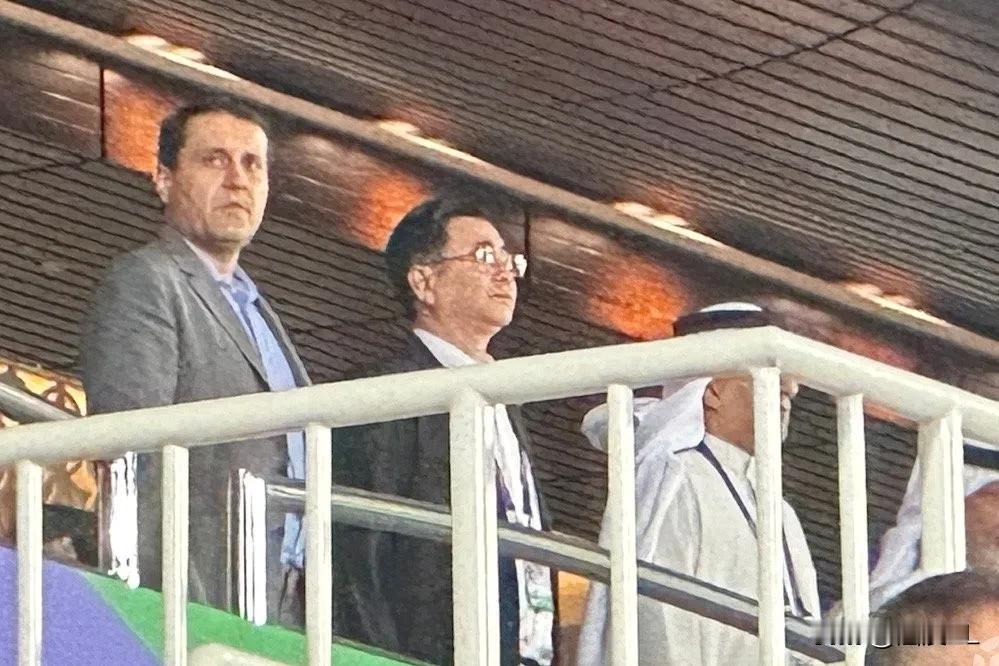 上海双雄拯救国足，最弱环节或将迎来强援助阵。
  知名博主透露，两支中超豪门球队