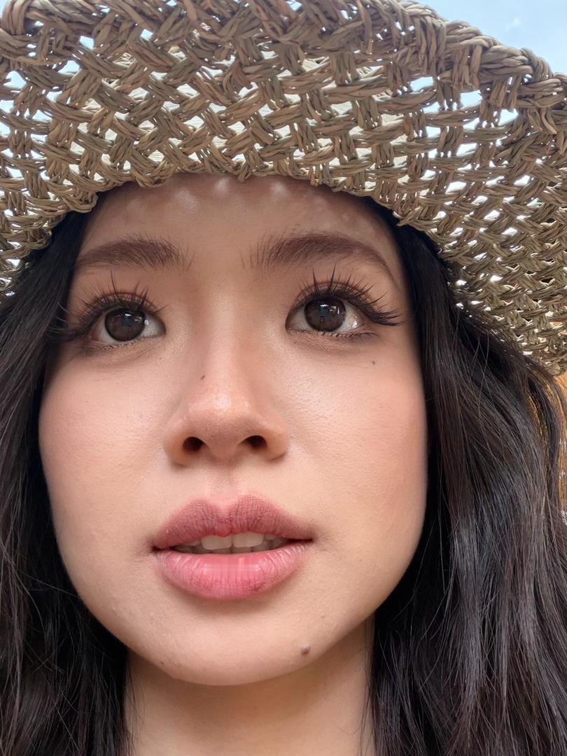 帽子是这家！这个假睫毛是化妆老师的 是一个特别大的睫毛收纳盒 所以看不出来是哪家