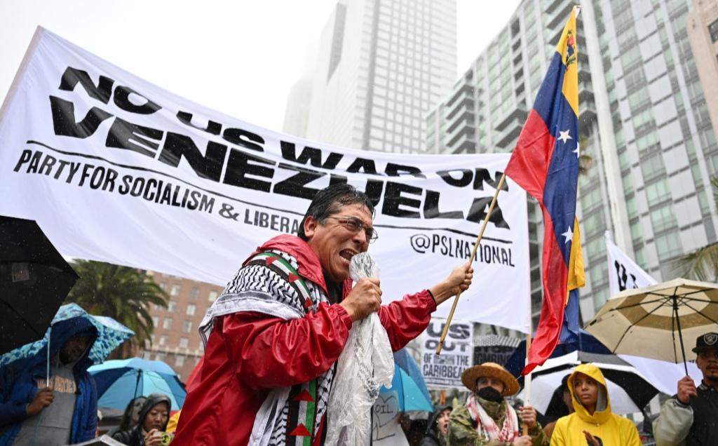 美国100个城市爆发游行示威，反对向委内瑞拉开战，反对武力颠覆别国政权。
由反战