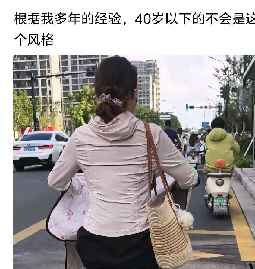 我老婆有个怪癖。她一年四季只穿丝袜配高跟鞋，家里鞋柜三层全是高跟，丝袜按颜色分盒