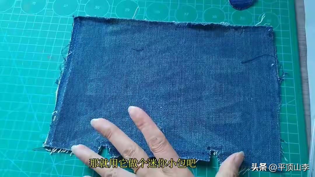 最近忽然就爱上了手工，安安静静坐在桌前，剪布料、穿针线，心里格外踏实。翻出家里闲