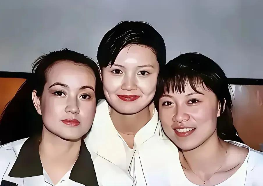 照片上的三位美女是刘晓庆、岳红、马晓晴，刘晓庆今年75岁了，在自媒体上偶尔看到她