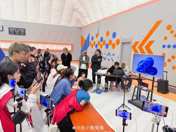 赤小兔晒户外合照：刀区的这个团播真的强度和压力都好大啊！