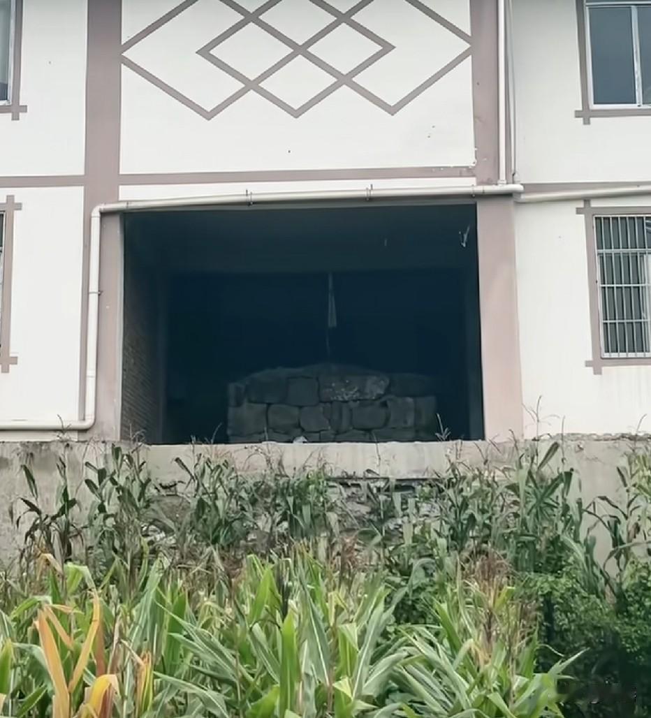 现在买坟墓太贵了，这样挺好的，老了就葬祖屋老屋