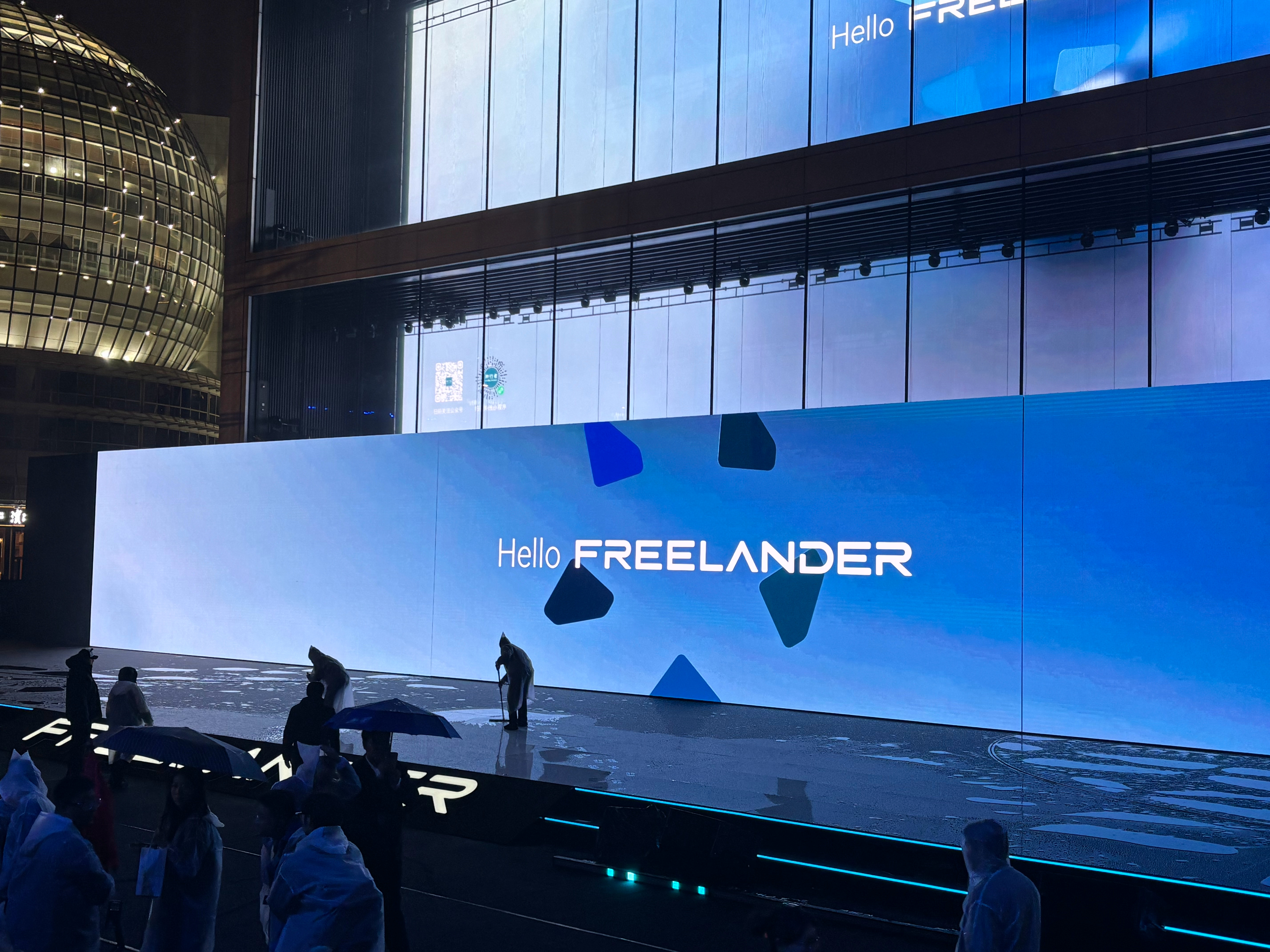 这种天气在户外办发布会，倒也符合这个新品牌的气质，玩越野的，都喜欢迎难而上。汽场