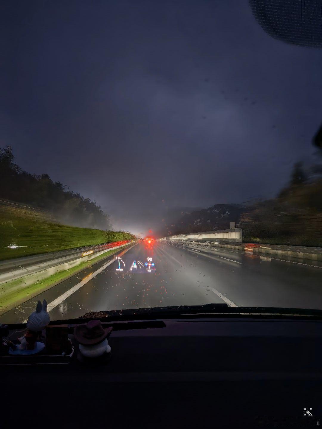 的灯光真不是我说，这台车唯一的槽点，昨天晚上阴雨天，我都开的有些怕