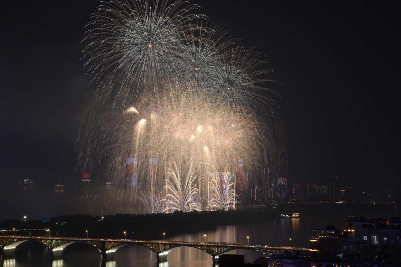 我今天在工作室拍的橘子洲烟花，今天收获满满，看了烟花，还录了视频顺道开了个直播，