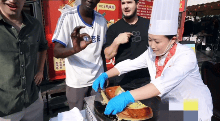 无语哥也拒绝不了辣条 辣条一出，谁与争锋！连一向淡定的无语哥都不淡定了，这就是中