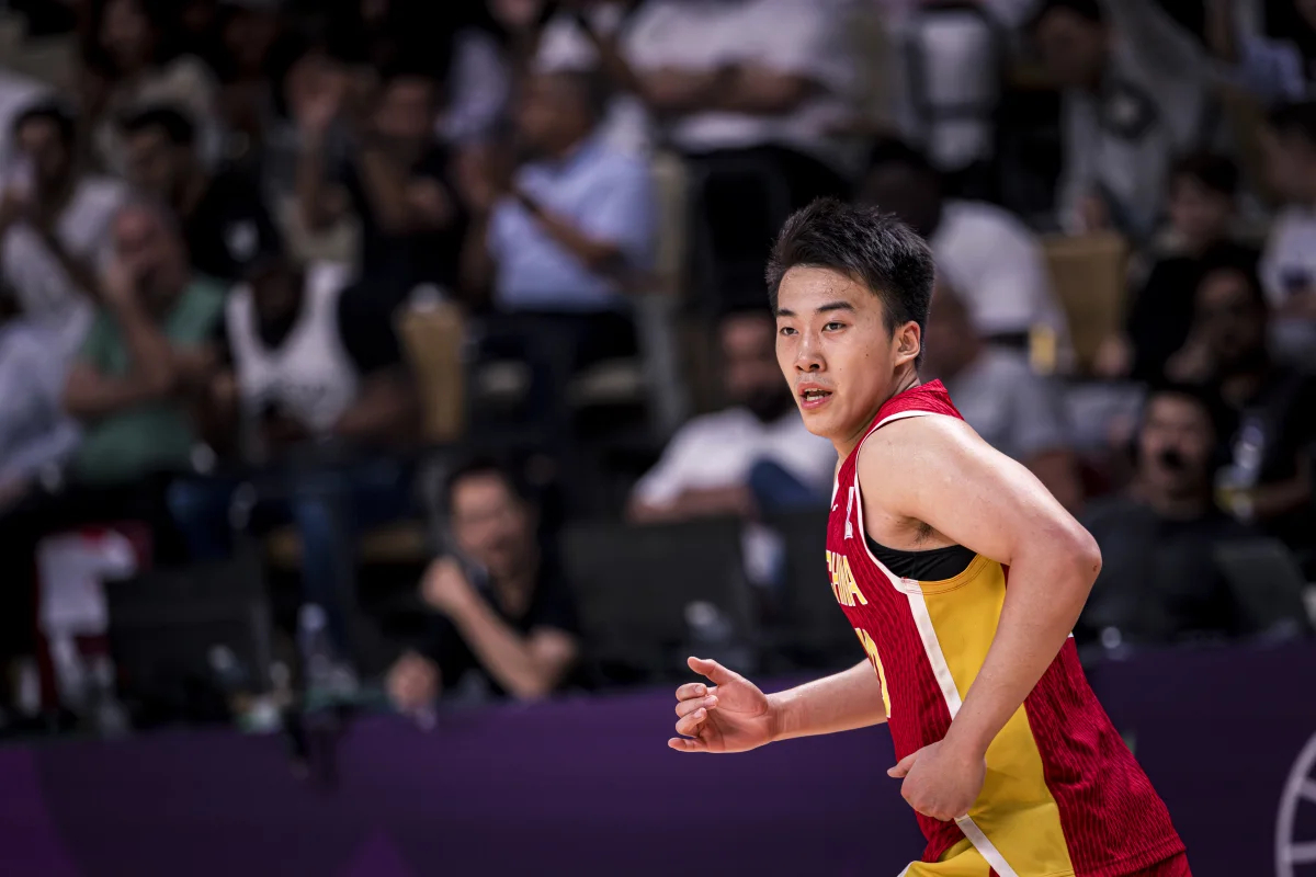 王俊杰场均13分4板入选了最佳阵容，和胡金秋的入选比起来。这个年轻人显然是更令人